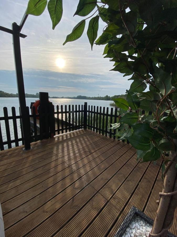 Lodge On The Lake At Lakeside Holiday Park Chichester Extérieur photo