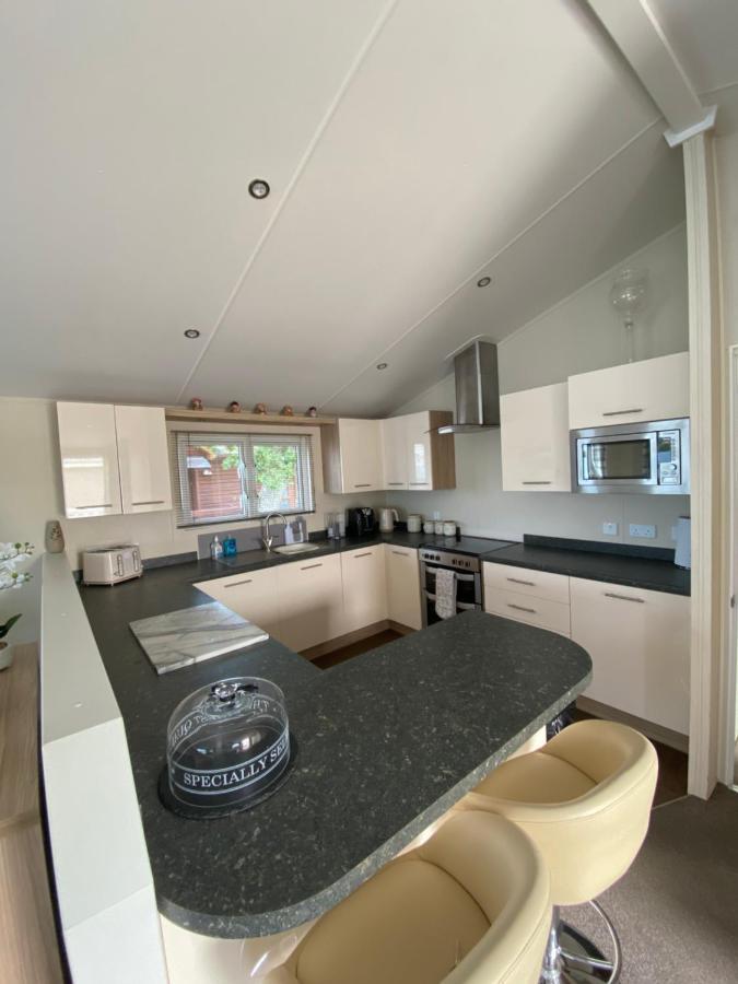 Lodge On The Lake At Lakeside Holiday Park Chichester Extérieur photo