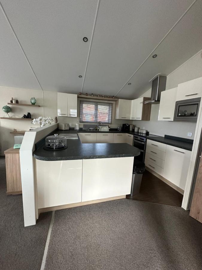 Lodge On The Lake At Lakeside Holiday Park Chichester Extérieur photo