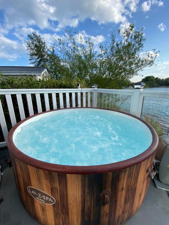 Lodge On The Lake At Lakeside Holiday Park Chichester Extérieur photo